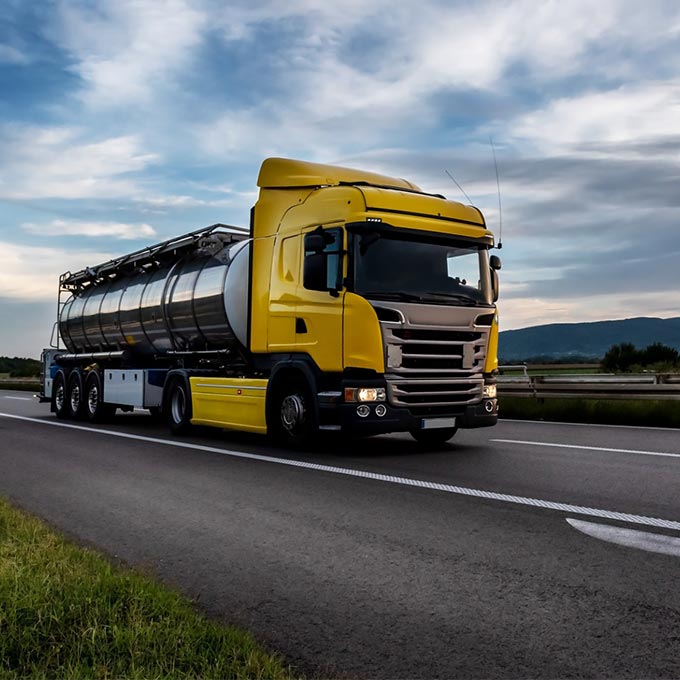 Lastbil med fyringsolie fra Billig Olie leverer brændstof i Danmark